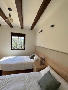 Giường trong phòng chung tại EL CANTÓN, Castillo de Villamalefa