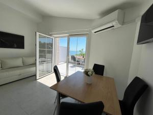 Telewizja i/lub zestaw kina domowego w obiekcie Mirakul Apartments