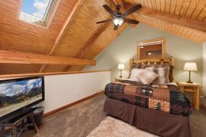 Μια τηλεόραση ή/και κέντρο ψυχαγωγίας στο Creekside Suites 19 by Estes Park Condos