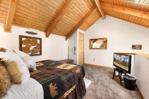 Μια τηλεόραση ή/και κέντρο ψυχαγωγίας στο Creekside Suites 19 by Estes Park Condos