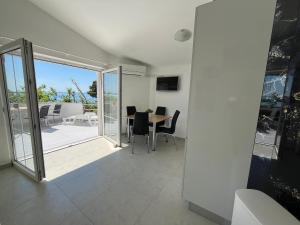 Telewizja i/lub zestaw kina domowego w obiekcie Mirakul Apartments