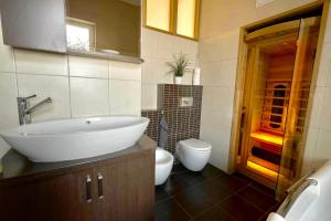 een badkamer met een wastafel en een toilet bij Anna's Spa in Boedapest