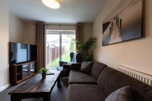 un soggiorno con divano e TV di 4 bedrooms house for working Professionals a Southampton
