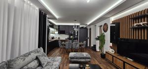 uma sala de estar com um sofá e uma mesa em Mamica Luxury Villa em Laganas
