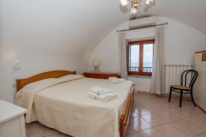 - une chambre avec un lit et des serviettes dans l'établissement Casa Maria Vittoria, à Minori