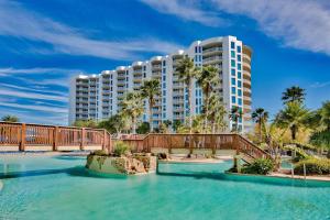 德斯坦Palms of Destin, Gulf and pool views, Great amenities的一座位于大建筑后面的度假胜地
