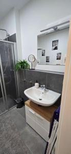 Ванная комната в Design Luxus, Vollausstattung, Neubau, 30min Hbf Leipzig 8, Nähe Flughfaen, BMW, DHL, Amazon