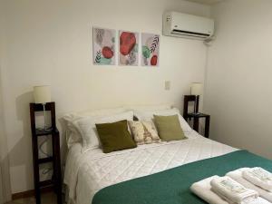 una camera con letto e condizionatore d'aria di Mendoza C&D a Godoy Cruz