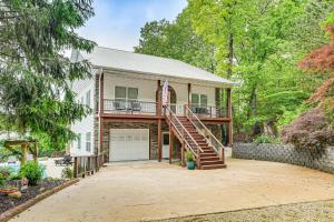 布兰森Secluded Branson Escape with Pool and Game Room!的一座带甲板和车库的房子