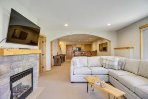 Ruang duduk di Nisswa Townhome with Boat Slip and Gull Lake Access!