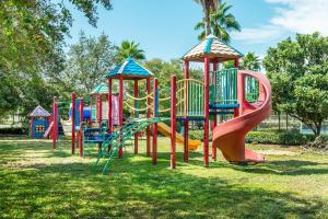 德斯坦Palms of Destin, Gulf and pool views, Great amenities的公园里的一排操场设备