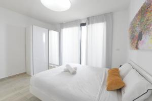 - une chambre blanche avec un lit blanc et un tableau dans l'établissement New ! 430m Luxury Best Top Class 8-Bdr Exclusive Villa Top Design HEATED Pool Jucuzzi Sauna, à Eilat