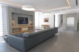 エイラットにあるNew ! 430m Luxury Best Top Class 8-Bdr Exclusive Villa Top Design HEATED Pool Jucuzzi Saunaのリビングルーム(中央に大きなソファ付)