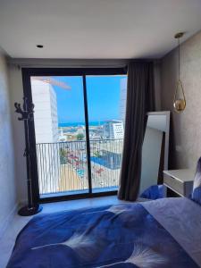 1 dormitorio con ventana grande con vistas en Luxury apartment centre-ville, en Casablanca