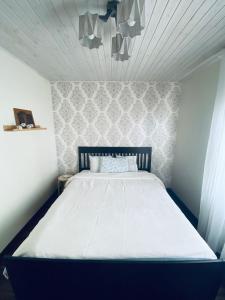 - une chambre avec un grand lit dans l'établissement Antique suburban apartment, à Türi