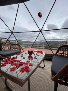 Una mesa con una vela encima de un balcón. en Casa del mir, en Dayr al Qamar