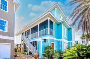 Casa azul y blanca con balcón en Crawling Distance Beach House, en Pensacola