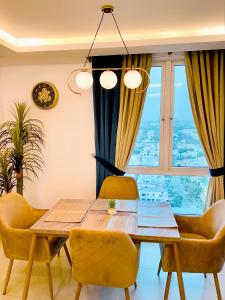 Posezení v ubytování Penthouse with balcony in GoldCrest DHA