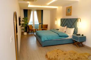 Postel nebo postele na pokoji v ubytování Penthouse with balcony in GoldCrest DHA