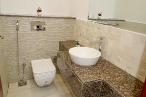 Koupelna v ubytování Penthouse with balcony in GoldCrest DHA + 21 fotografií