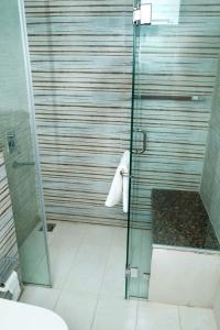 Koupelna v ubytování Penthouse with balcony in GoldCrest DHA