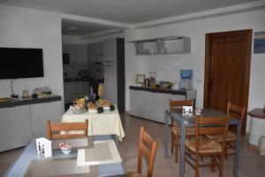 una cucina e una sala da pranzo con tavolo e sedie di Monte Cucco B&B a Scheggia