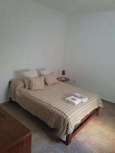 Una cama en un dormitorio con dos toallas. en Milli en Gualeguaychú