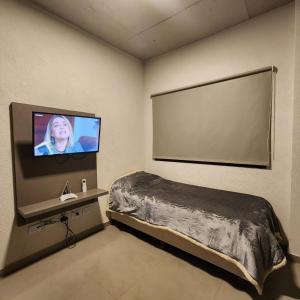 Μια τηλεόραση ή/και κέντρο ψυχαγωγίας στο APART HOTEL BELGRANO en CAÑUELAS +3 φωτογραφίες