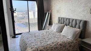 1 dormitorio con cama y ventana grande en Luxury apartment centre-ville, en Casablanca