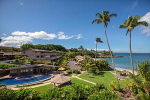 an aerial view of a resort with a swimming pool and the ocean at Ocean views & turtle watching - Ks b3 Sullivan in Kahana