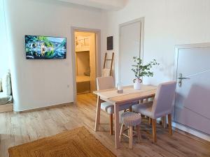 TV a/nebo společenská místnost v ubytování Seafront Haven