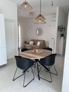 a dining table and chairs in a living room at Il Nido in Teulada