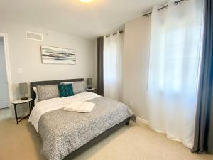 En eller flere senge i et værelse på Stylish 3 Bdrm house- king bed, Netflix, parking