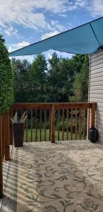 En balkon eller terrasse på Stylish 3 Bdrm house- king bed, Netflix, parking