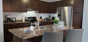 Køkken eller tekøkken på Stylish 3 Bdrm house- king bed, Netflix, parking