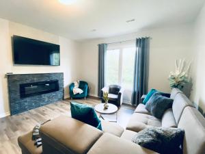 Et tv og/eller underholdning på Stylish 3 Bdrm house- king bed, Netflix, parking