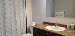 Et badeværelse på Stylish 3 Bdrm house- king bed, Netflix, parking + 14 billeder