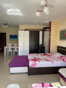 Un dormitorio con una cama grande con flores rosas. en Lake view, en Pogradec