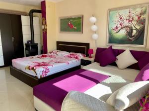 2 camas en una habitación de color púrpura y blanco en Lake view, en Pogradec