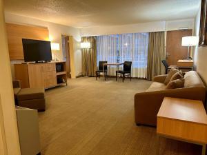 - un salon avec un canapé et une salle à manger dans l'établissement Holiday Inn Spearfish-Convention Center, an IHG Hotel, à Spearfish