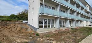 une vue sur l'extérieur d'un bâtiment en construction dans l'établissement Design Luxus, Vollausstattung, Neubau, 30min Hbf Leipzig 8, Nähe Flughfaen, BMW, DHL, Amazon, à Schkeuditz