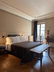 Kama o mga kama sa kuwarto sa Maison Privée Saint-Germain-des-Prés