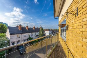 uma vista da varanda de uma casa em Modern Apartment In Central Watford by Hampton - Ideal For Professionals & Contractors em Watford