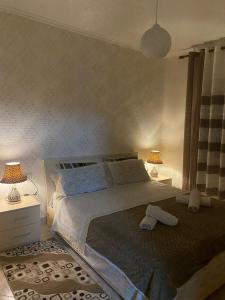 1 dormitorio con 1 cama con 2 lámparas y 1 alfombra en Armando's apartment in the center, en Durrës