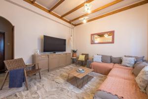 TV a/nebo společenská místnost v ubytování Stardust Sanctum hideaway