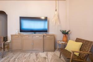 TV a/nebo společenská místnost v ubytování Stardust Sanctum hideaway