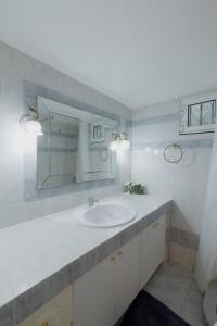 Vonios kambarys apgyvendinimo įstaigoje Nafplio Blue Topaz poolside villa