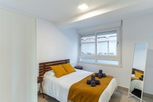 een slaapkamer met een bed en een raam bij Apartamento Torre Cervantes, moderno, luminoso, a 5 min de la Playa in Almería