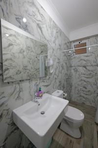 y baño con lavabo y aseo. en Eduard Lagji Apartament en Lukovë