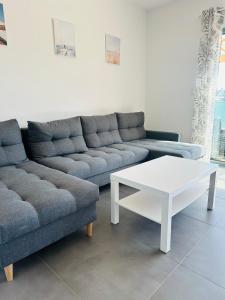 een woonkamer met 2 banken en een witte salontafel bij Baltic 51 - TRZĘSACZ SUNNY SIDE BALTIC in Trzęsacz